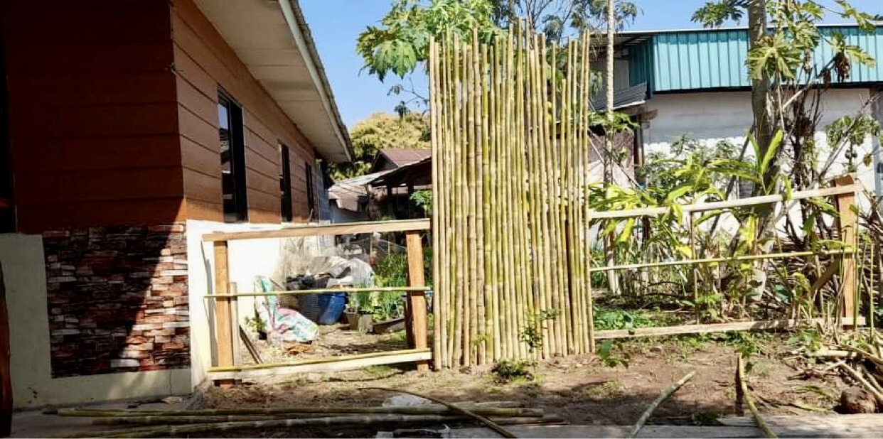 A bamboo fence gets build to separate the bar enclosure